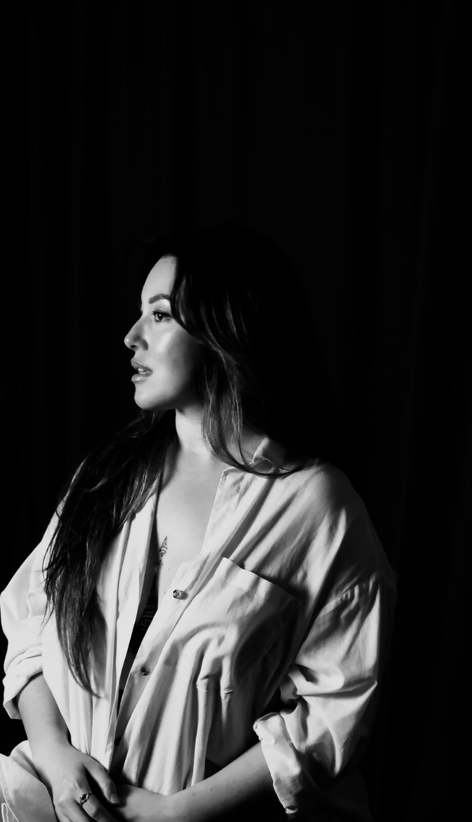 Profile of a woman wearing a white shirt and looking in front of her.